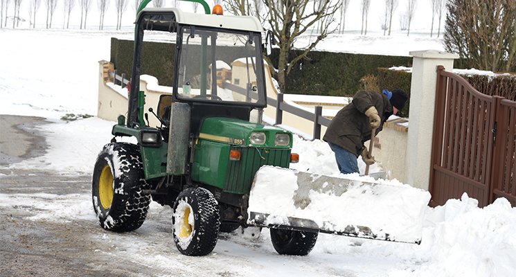 Neige et verglas&nbsp;: qui doit déneiger et saler les trottoirs&nbsp;?