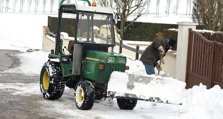 Neige et verglas : qui doit déneiger et saler les trottoirs ?