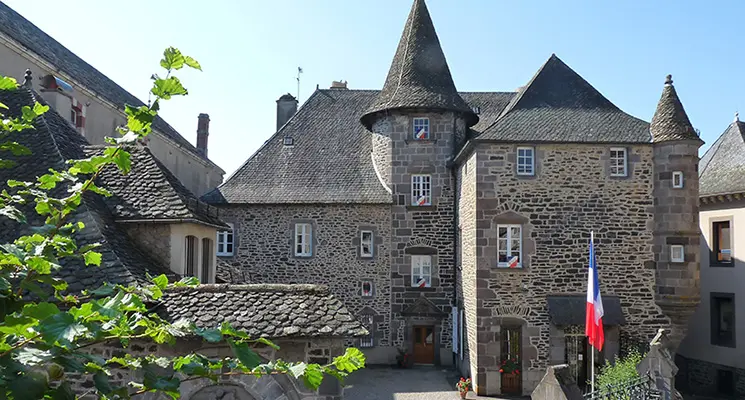 Explorez la riche histoire de Mauriac, une ville clé du Cantal episode artwork