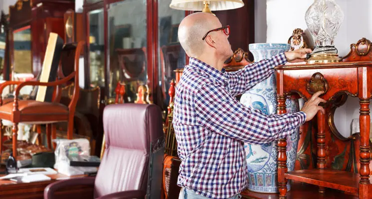 L'antiquaire : un passeur de mémoire au service des meubles anciens episode artwork