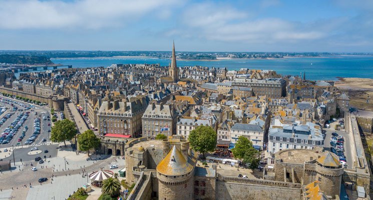 Vivre en Bretagne : bien connecté aux réseaux de transports