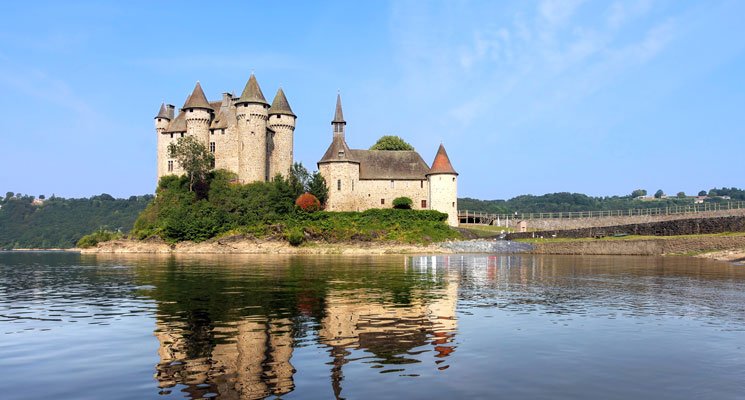 Château de Val : les pieds dans l'eau, la tête dans les nuages