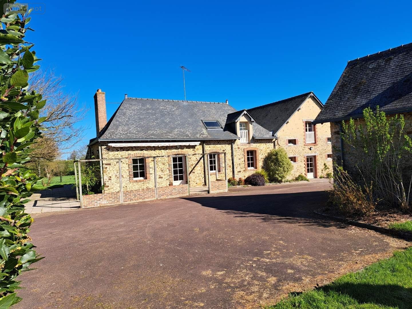 Fonds et murs commerciaux a vendre La Selle-Craonnaise 53800 Mayenne 733 m2  622800 euros