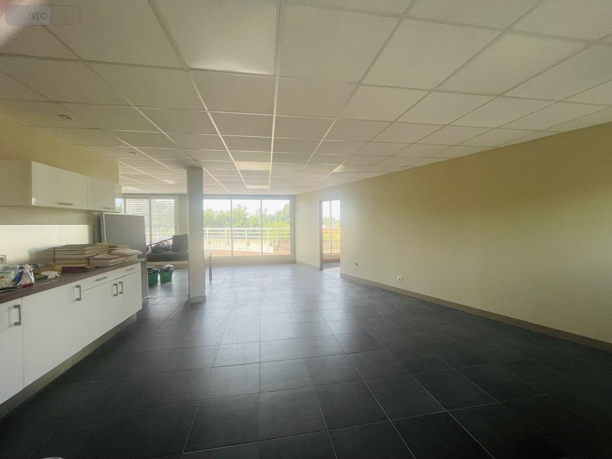 Location fonds et murs commerciaux Saint-Philbert-de-Grand-Lieu 44310 Loire-Atlantique 127 m2  1300 euros
