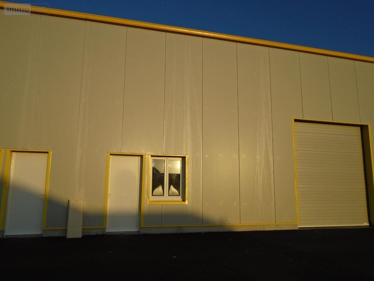 Location fonds et murs commerciaux Mouen 14790 Calvados 150 m2  985 euros