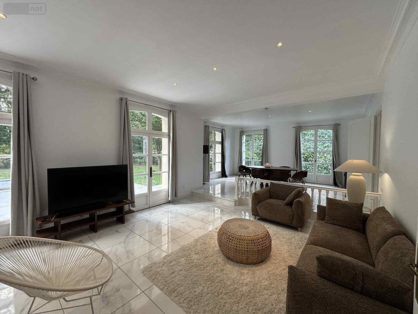 Location maison Vern-sur-Seiche 35770 Ille-et-Vilaine 243 m2 8 pièces 3300 euros