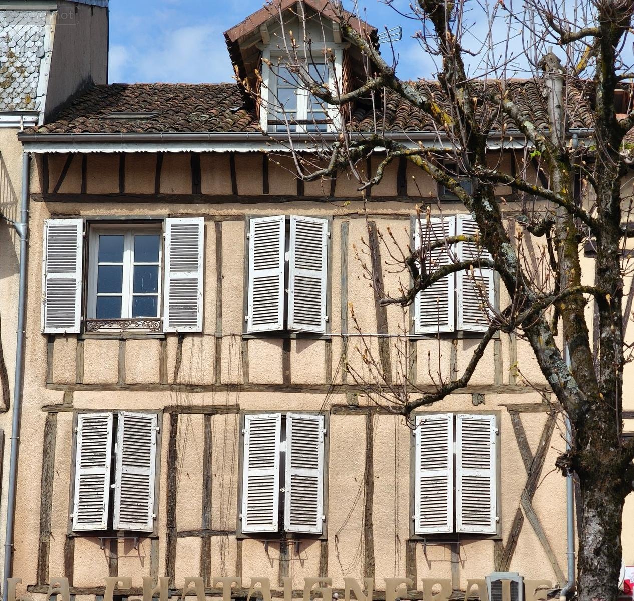 Immeuble a vendre Maurs 15600 Cantal 164 m2  147000 euros