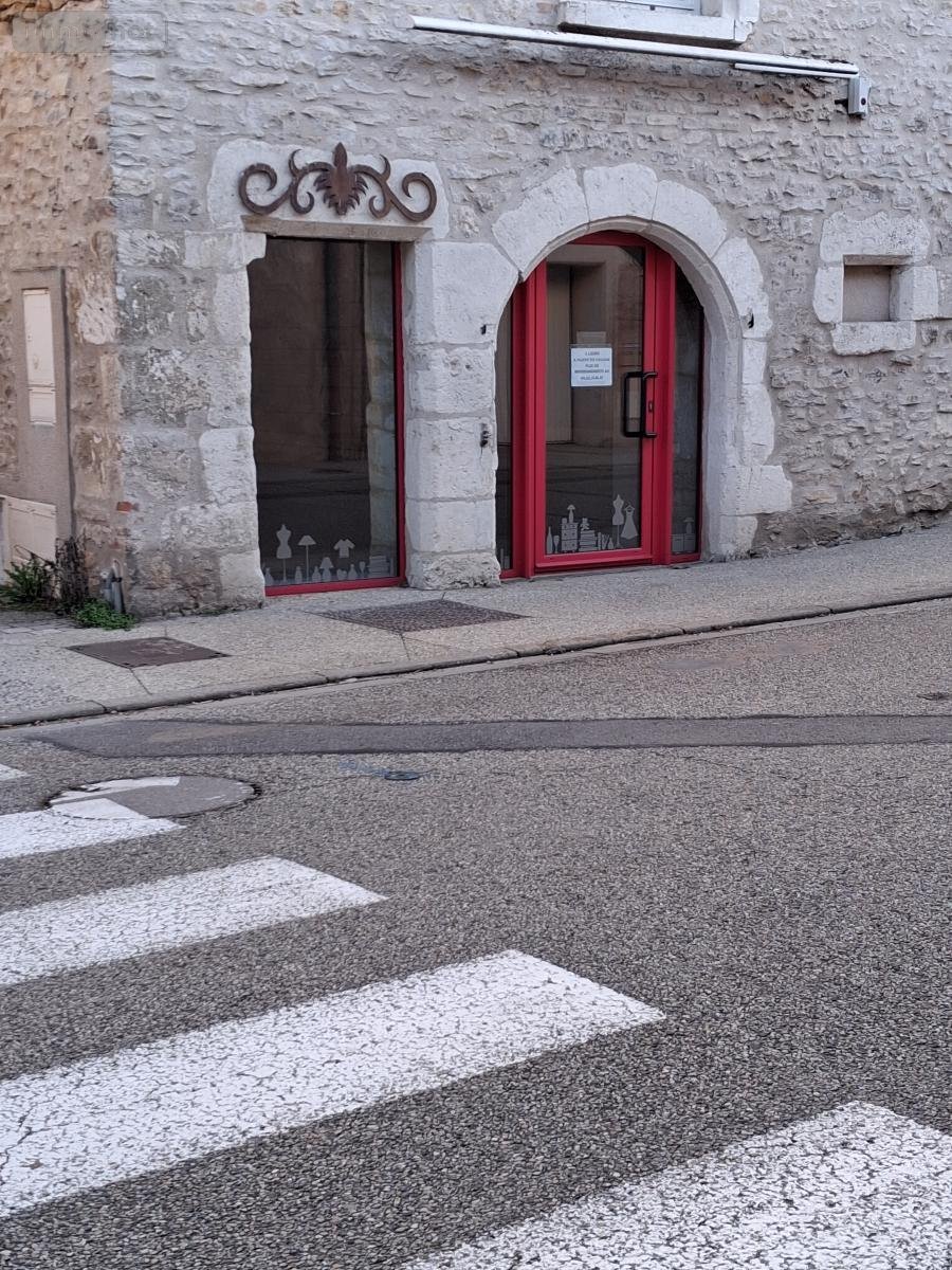 Location fonds et murs commerciaux Tossiat 01250 Ain 48 m2  460 euros