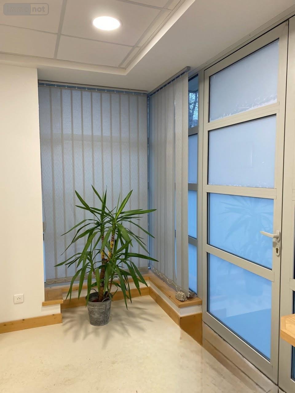 Fonds et murs commerciaux a vendre Paray-le-Monial 71600 Saône-et-Loire  241640 euros