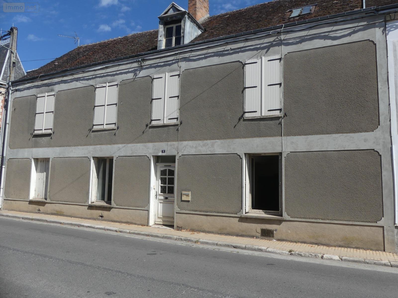 Immeuble a vendre Puiseaux 45390 Loiret 225 m2  126600 euros