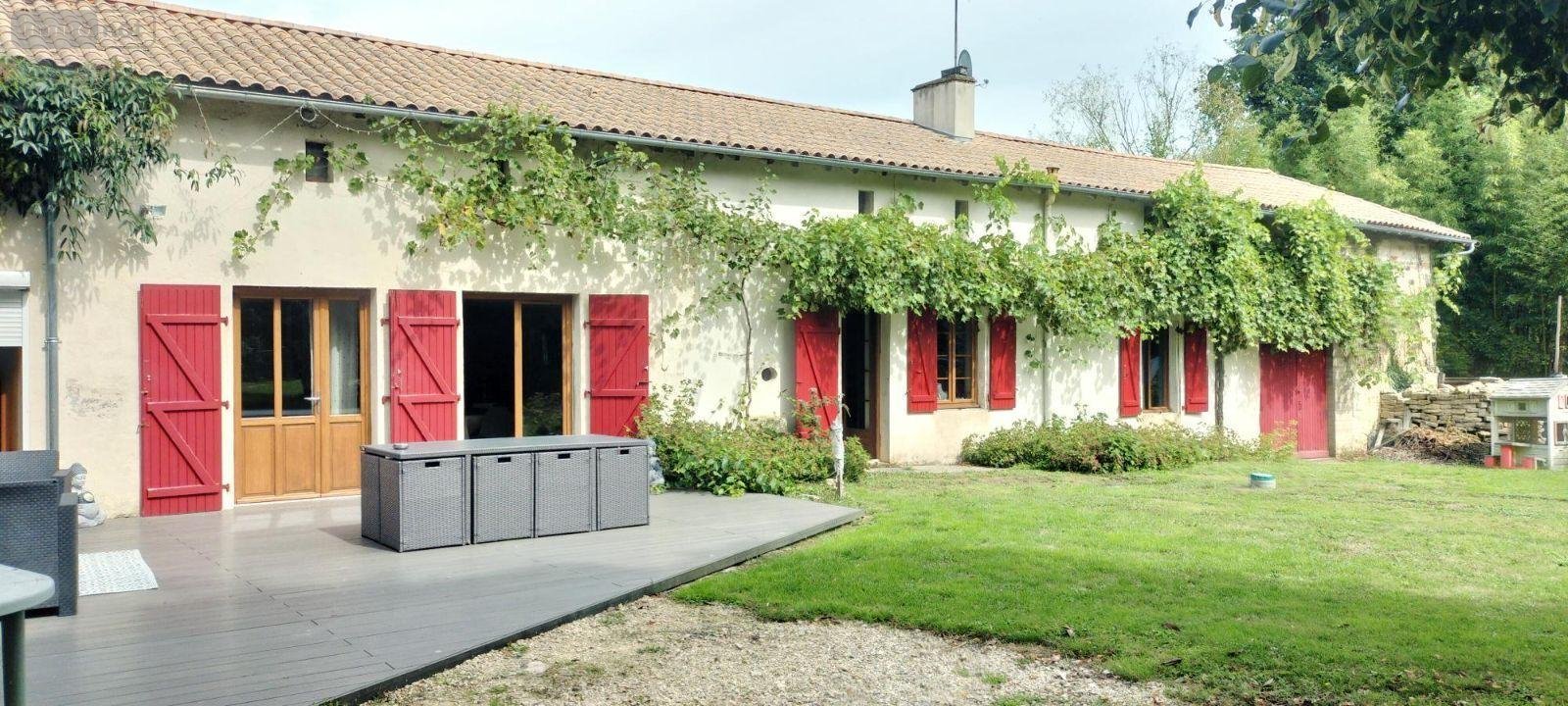 Maison a vendre Lezay 79120 Deux-Sèvres 142 m2 5 pièces 172000 euros