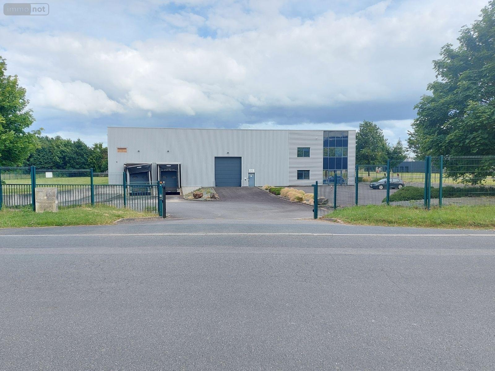 Fonds et murs commerciaux a vendre Tinténiac 35190 Ille-et-Vilaine  1268000 euros