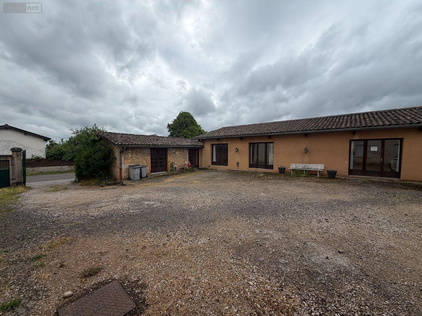 Location fonds et murs commerciaux Crêches-sur-Saône 71680 Saône-et-Loire 129 m2  1080 euros