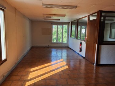Location fonds et murs commerciaux Guise 02120 Aisne 200 m2  900 euros