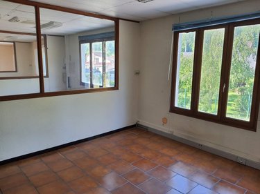 Location fonds et murs commerciaux Guise 02120 Aisne 200 m2  900 euros