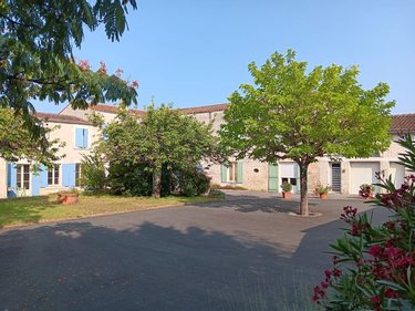 Maison a vendre Saintes 17100 Charente-Maritime 500 m2 22 pièces 415000 euros