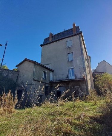 Immeuble a vendre Saint-Flour 15100 Cantal 261 m2  147340 euros