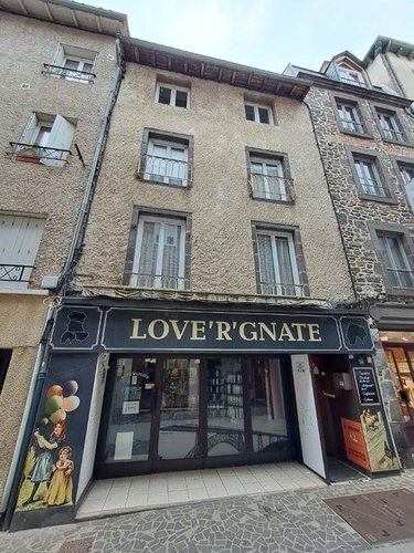 Fonds et murs commerciaux a vendre Saint-Flour 15100 Cantal 200 m2  100700 euros