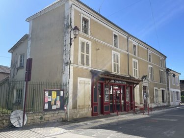 Immeuble a vendre Javerlhac et la Chapelle Saint Robert 24300 Dordogne 306 m2  203300 euros