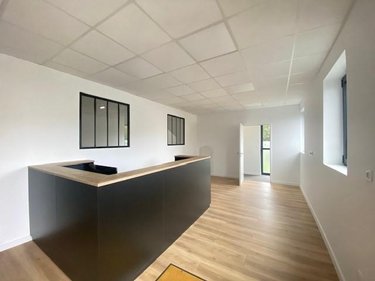 Location fonds et murs commerciaux Saint-Gilles 35590 Ille-et-Vilaine 200 m2  2900 euros