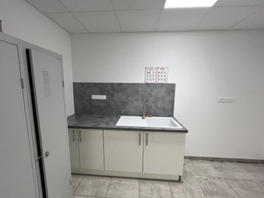 Location fonds et murs commerciaux Pierrelatte 26700 Drôme 136 m2  1300 euros