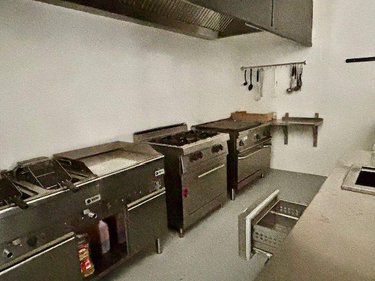 Fonds et murs commerciaux a vendre Sauveterre-de-Rouergue 12800 Aveyron 420 m2  330000 euros