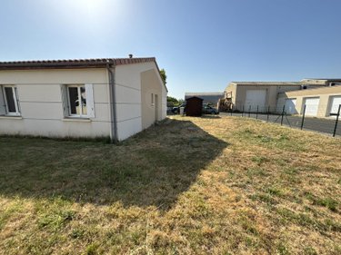 Fonds et murs commerciaux a vendre Buxerolles 86180 Vienne 207 m2  645800 euros