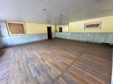 Fonds et murs commerciaux a vendre Saint-Jacques-des-Blats 15800 Cantal 700 m2  95400 euros