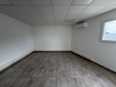 Location fonds et murs commerciaux Pierrelatte 26700 Drôme 136 m2  1300 euros