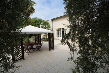 Maison a vendre Saintes 17100 Charente-Maritime 405 m2 11 pièces 592800 euros