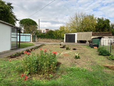 Terrain a batir a vendre Saintes 17100 Charente-Maritime 545 m2  64200 euros