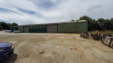 Garage et parking a vendre Saint-Hernin 29270 Finistère 1365 m2  273000 euros