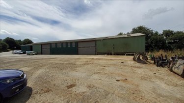 Garage et parking a vendre Saint-Hernin 29270 Finistère 1365 m2  273000 euros