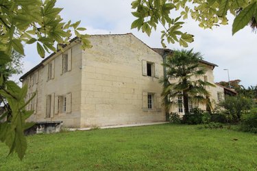 Maison a vendre Saintes 17100 Charente-Maritime 405 m2 11 pièces 592800 euros