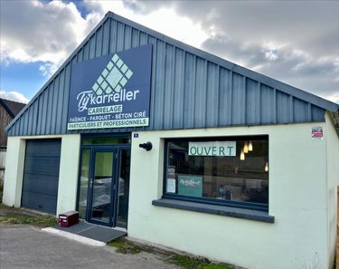 Fonds et murs commerciaux a vendre Huelgoat 29690 Finistère 90 m2  158250 euros