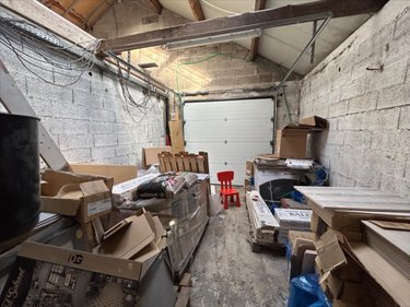 Fonds et murs commerciaux a vendre Huelgoat 29690 Finistère 90 m2  158250 euros