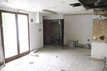Fonds et murs commerciaux a vendre Bourges 18000 Cher 161 m2  116000 euros