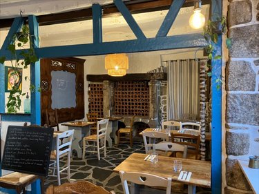 Fonds et murs commerciaux a vendre Huelgoat 29690 Finistère 130 m2  90100 euros