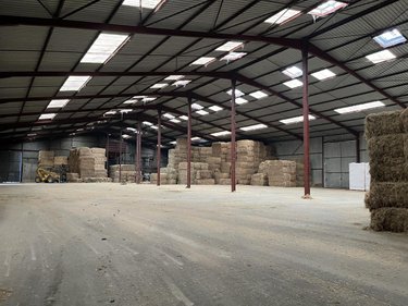 Fonds et murs commerciaux a vendre Gondreville 45490 Loiret 2900 m2  890000 euros