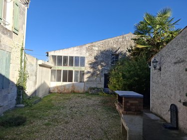 Immeuble a vendre Saintes 17100 Charente-Maritime 174 m2  251808 euros