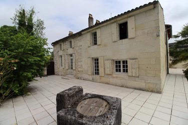 Maison a vendre Saintes 17100 Charente-Maritime 405 m2 11 pièces 592800 euros