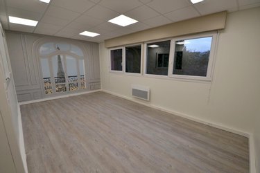 Fonds et murs commerciaux a vendre Muizon 51140 Marne 1292 m2  1500000 euros