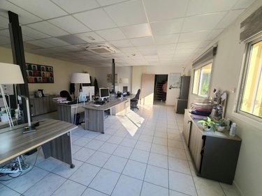 Fonds et murs commerciaux a vendre Pierrelatte 26700 Drôme 261 m2  435000 euros
