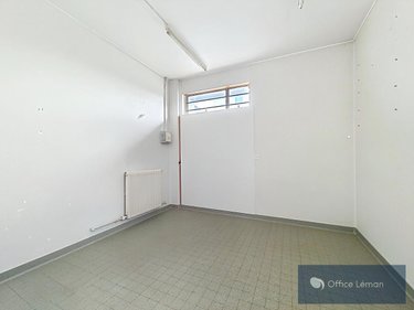 Fonds et murs commerciaux a vendre Saint-Genis-Pouilly 01630 Ain 64 m2  210000 euros