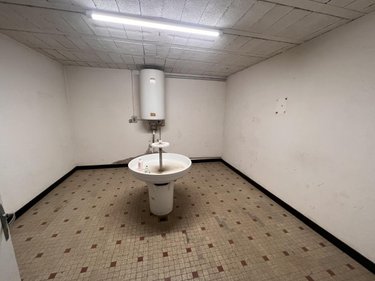 Location fonds et murs commerciaux Iwuy 59141 Nord 1300 m2  2700 euros
