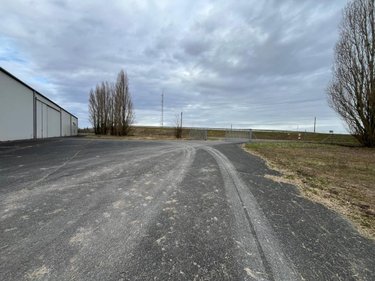 Fonds et murs commerciaux a vendre Gondreville 45490 Loiret 2900 m2  890000 euros