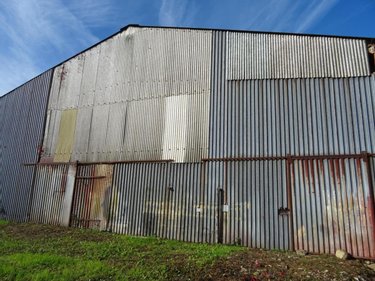 Garage et parking a vendre Loué 72540 Sarthe 300 m2  75000 euros