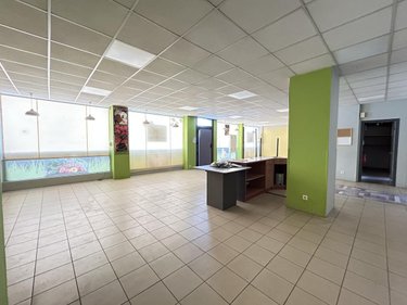 Location fonds et murs commerciaux Guer 56380 Morbihan 140 m2  800 euros