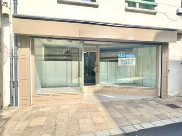 Location fonds et murs commerciaux Saint-Chély-d'Apcher 48200 Lozère 86 m2  660 euros