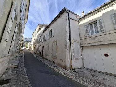 Immeuble a vendre Saintes 17100 Charente-Maritime 332 m2  462000 euros